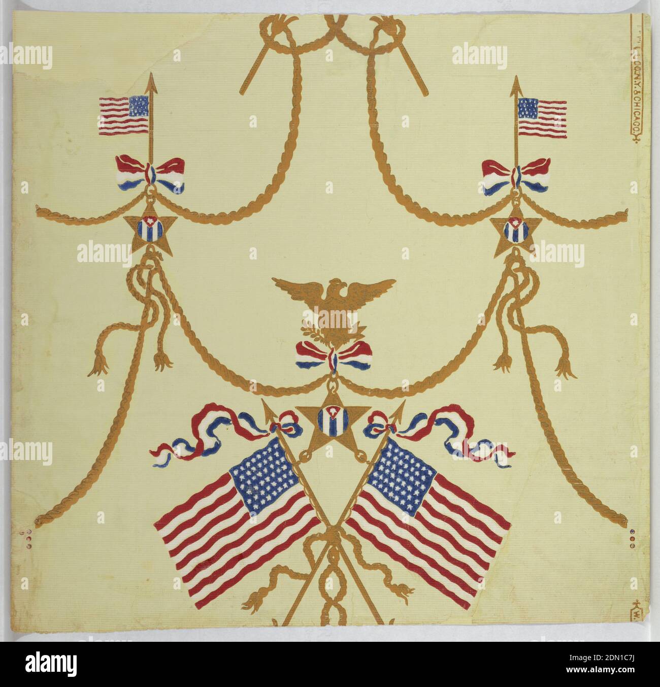 Sidewall, W. Campbell & Co., papier imprimé à la machine, nervuré, papier patriotique avec flanc assorti et frise sur fond jaune-vert clair. A) Frieze contient un grand drapeau américain au centre, entouré de bandérole, de cordes, d'aigle avec une médaille d'étoile pendante. Un ancrage et une épée sont également illustrés. Une bande de treillis de diamant traverse le quatrième inférieur de la frise. b) le flanc contient des drapeaux américains de petite et moyenne taille, des aigles avec une médaille d'étoile pendante, des câbles et des bandéroles. Imprimé sur du papier à côtes, Hackensack, New Jersey, États-Unis, 1890–1900, revêtements muraux, flanc Banque D'Images