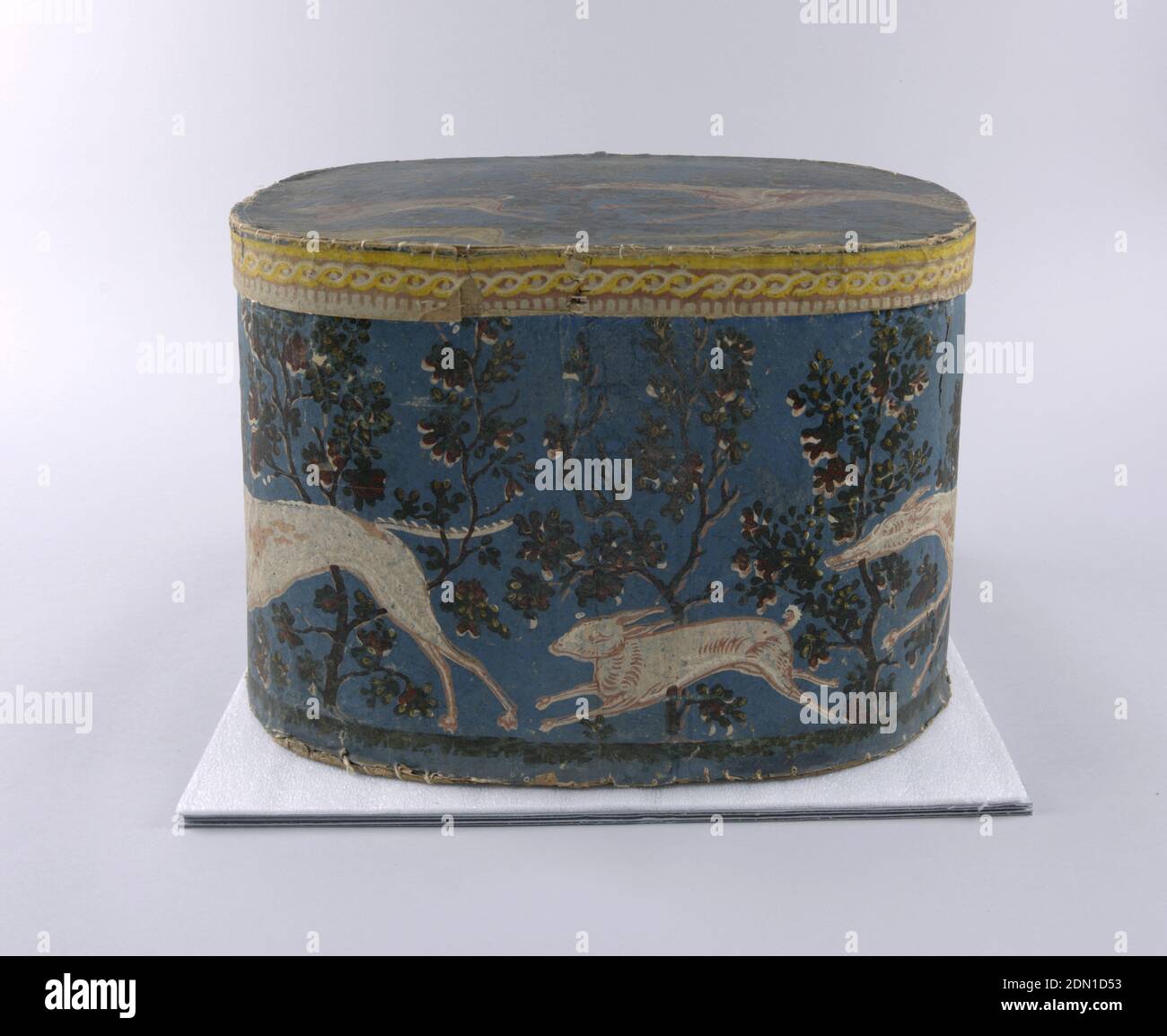 Bandbox, papier imprimé en bloc, bois, carton de montage, champ bleu. Lévrier pourchassant le lapin, en rose et blanc, contre une rangée d'arbres, en marron, vert et blanc., États-Unis, ca. 1840, revêtements muraux, Bandbox Banque D'Images