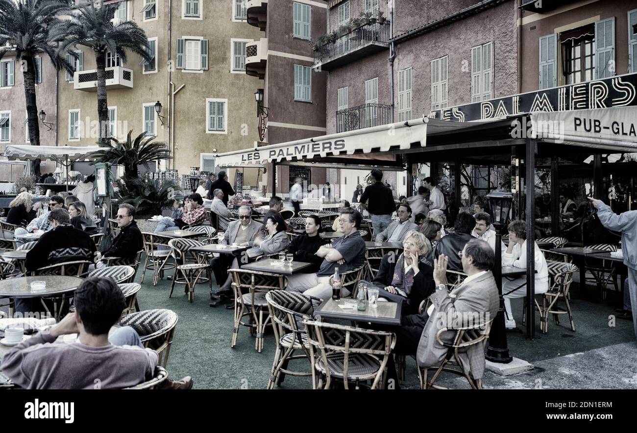 Restaurant les Palmiers, Villefranche-sur-Mer, département Alpes-Maritimes dans la région Provence-Alpes-Côte d'Azur sur la Côte d'Azur, France. Banque D'Images