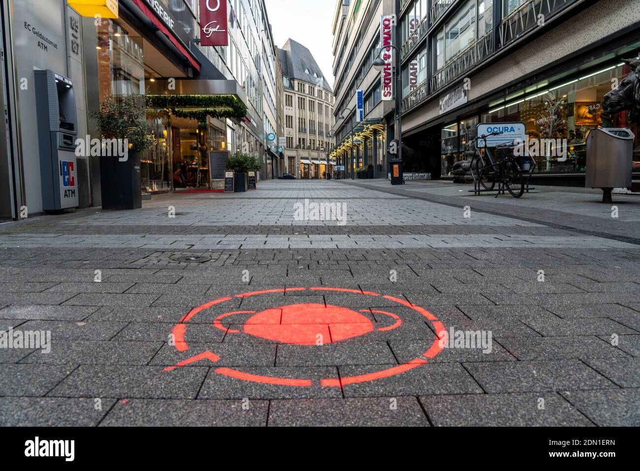 Premier jour de Noël Lockdown dans la crise de Corona, rue commerçante vide, magasins fermés, à peine tous les passants, logo sur le sol, avis de com Banque D'Images