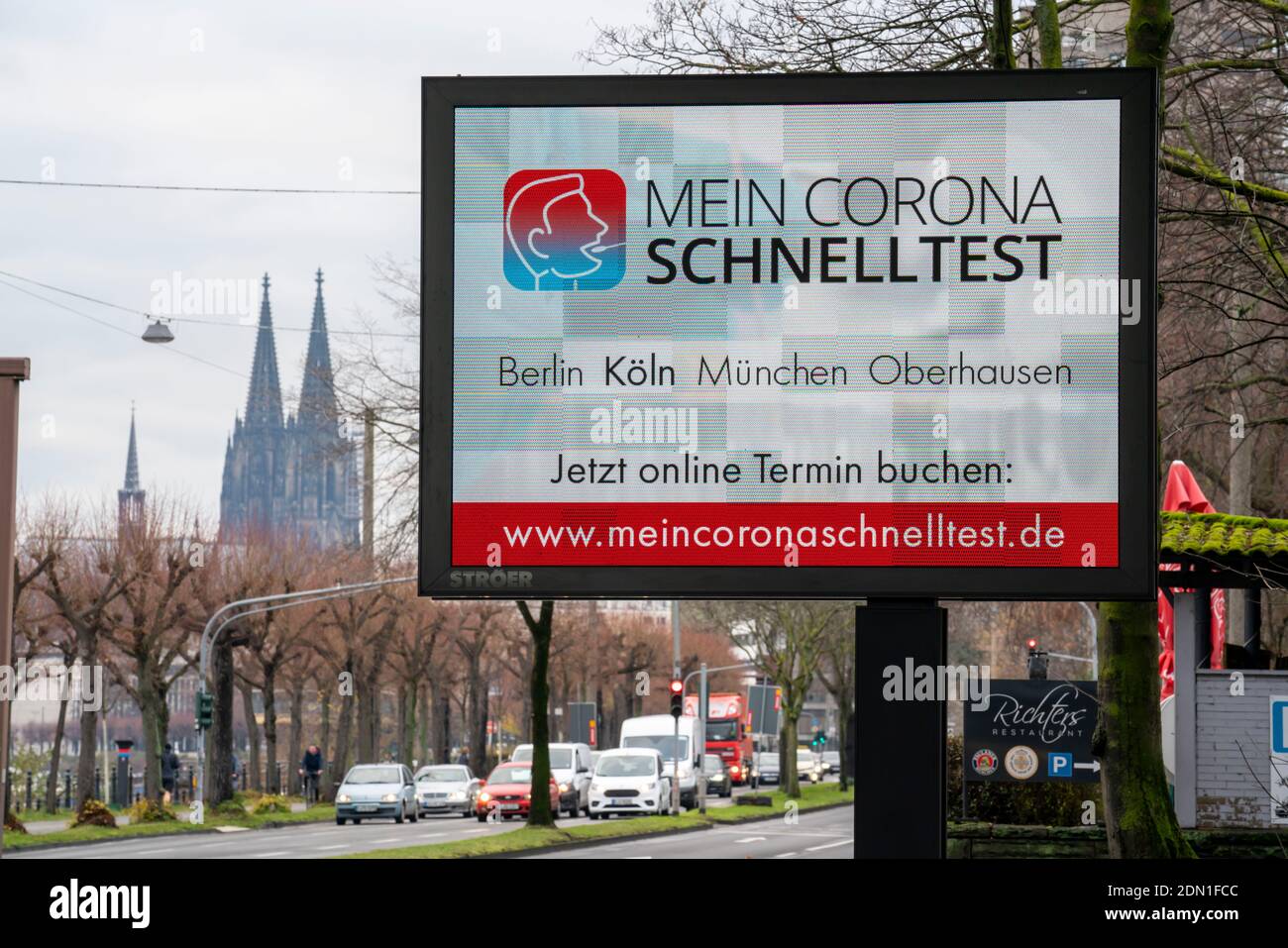 PANNEAU D'affichage À LED, avec publicité numérique pour les tests rapides Corona, dans le centre d'essai de Cologne, sur Konrad-Adenauer-Ufer à Cologne, NRW, Allemagne, Banque D'Images