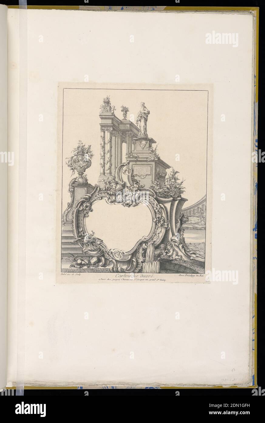 Cartouche avec une Colonade et une statue, Pierre Edme Babel, français, ca. 1720-1775, Pierre Edme Babel, français, env. 1720-1775, Jacques Chéreau, français, 1688–1776, Etchage et gravure sur papier blanc cassé, cartouche avec putti ailé sur le dessus tenant une couronne à droite et une corne à gauche. Une tête de bélier, un drapeau, un cheval à coups de putti, un violon, une lyre et de la musique de fond, une torche flamboyante et des nuages orageux décorent la cartouche., France, 1738, ornement, Imprimer Banque D'Images