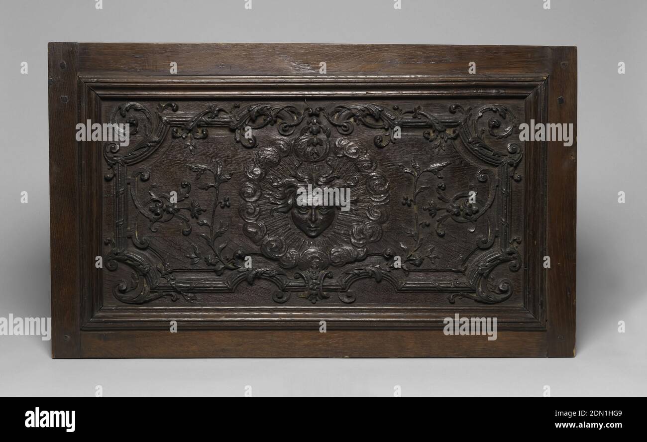 Château d'Asnières, chêne sculpté, panneau avec tête au centre, entouré de rayons solaires, motifs foliaires autour., France, ca. 1700, architecture, Arts décoratifs, panneau, panneau Banque D'Images