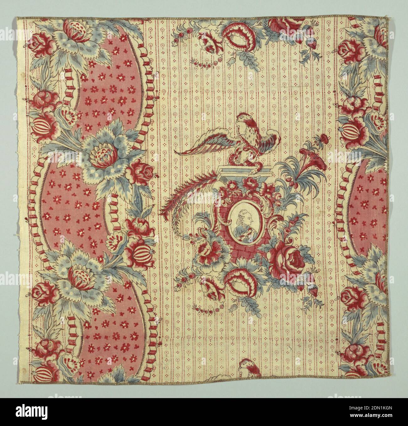 Textile, Cambon et Cie, Moyen: Coton technique: Relief imprimé, bloc de coton couleur crème imprimé en bleu, rouge et brun foncé pour les contours. Médaillon encadrant un homme dans une perruque à cravate. Perché au-dessus du médaillon, un aigle avec un serpent dans son bec. Large bande de courbure croisée avec des sprays floraux avec arrière-plan imprimé en rayures rouges et petits points., Montpellier, France, 1777, textiles imprimés, teints et peints, textile Banque D'Images