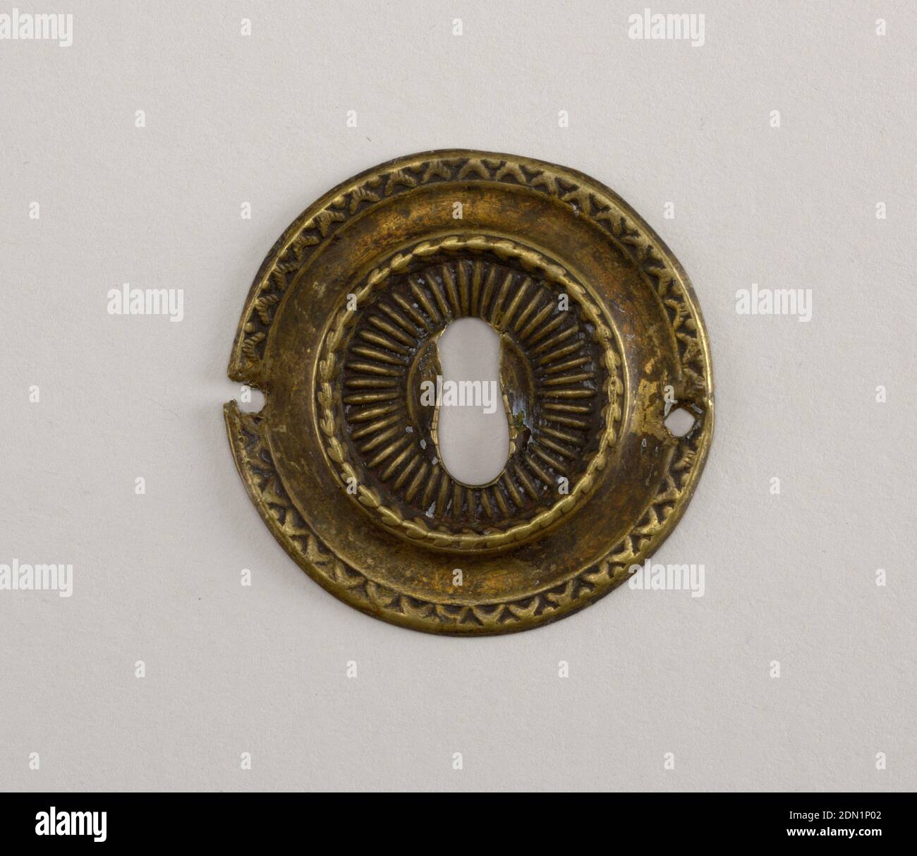 Cache-trou, laiton, circulaire. Décoration repoussé avec bossage en relief au centre. Décoration feuilleante au bord, Angleterre, env. 1800, métallurgie, Arts décoratifs, cache-trous Banque D'Images