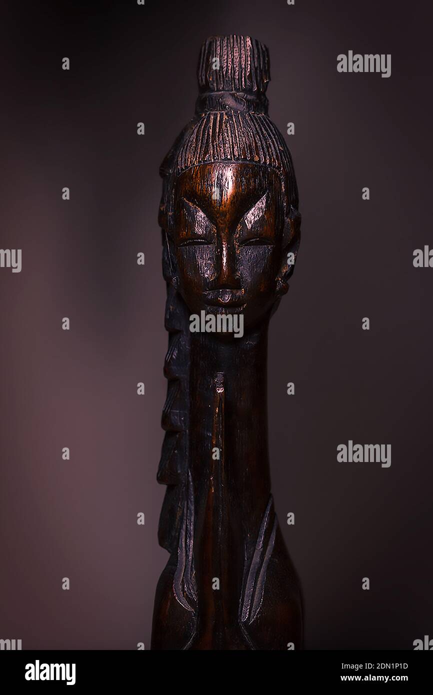 Une photo verticale d'une belle statue de prière femme Banque D'Images