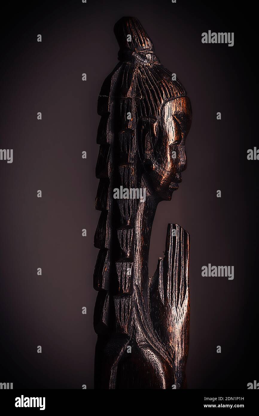 Une photo verticale d'une belle statue de prière femme Banque D'Images