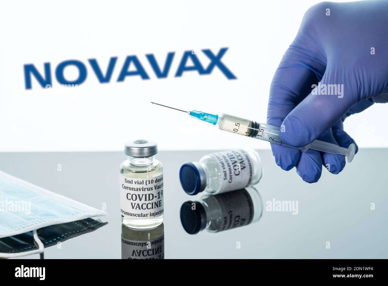 Morgantown, WV - 16 décembre 2020 : petite bouteille de vaccin contre le coronavirus avec seringue avec fond de logo Novavax Banque D'Images