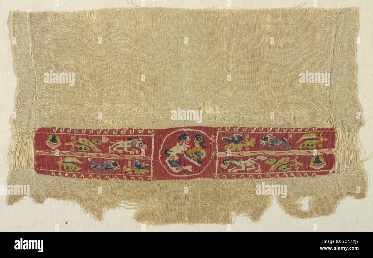 Fragment, Moyen: lin, laine technique: Tapisserie, tabby de lin contenant une bande de tapisserie complète en très bon état. Au centre, un petit soumak se trouve dans un cercle blanc avec un animal blanc et un humain (?) schéma. À gauche et à droite se trouvent les zones divisées en deux registres horizontaux; en haut à gauche, on est identique à en bas à droite, sauf que la direction est inversée; même vrai pour en bas à gauche et en haut à droite. Un registre contient une feuille de fleur ou de bourgeon, un lion; l'autre feuille, un âne, deux demi-feuilles de palmetto ensemble. Rodés dans le rouge vif avec bordure des deux côtés dans les zones des registres blanches angulaires demi-spirales Banque D'Images