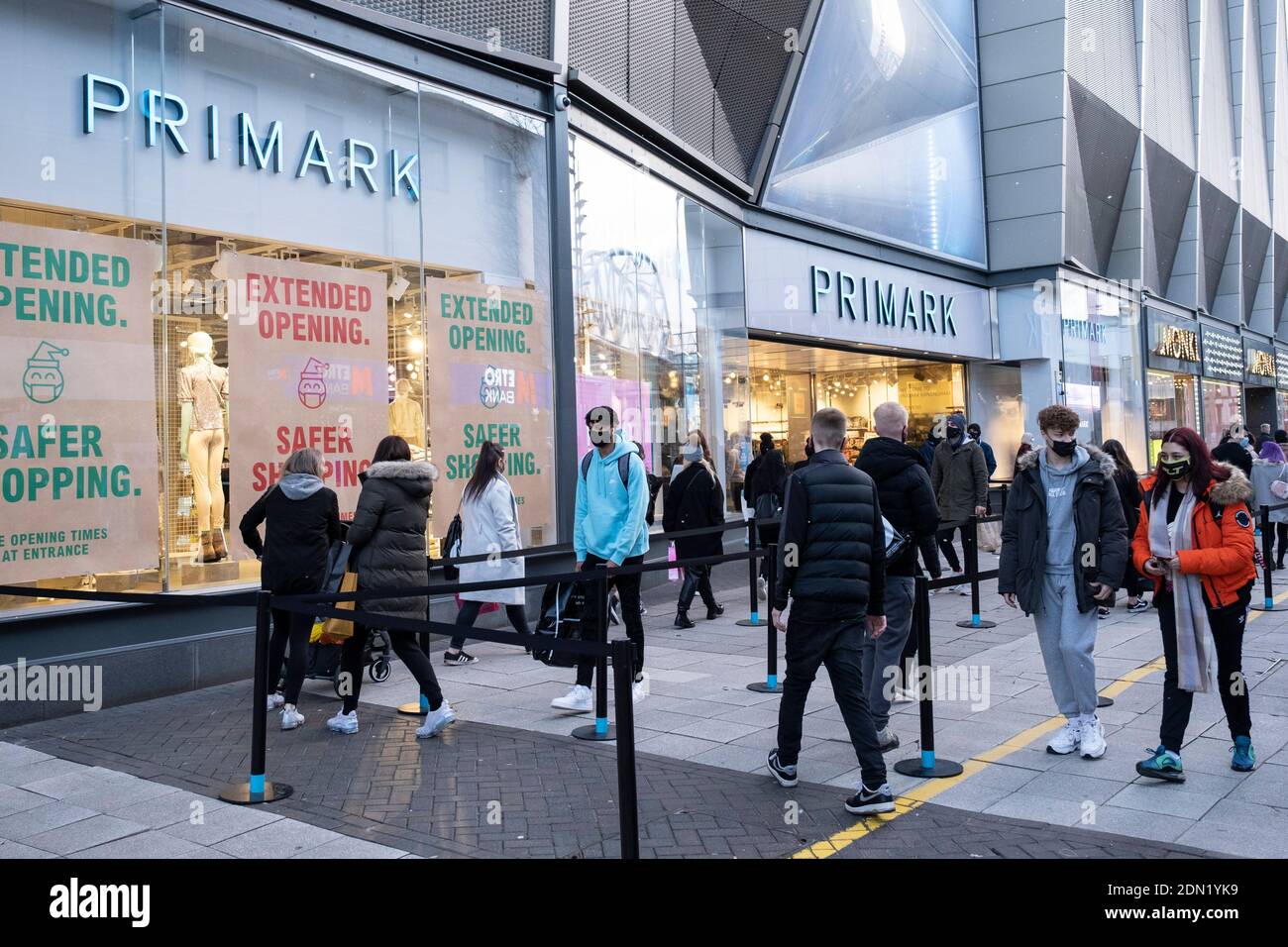 Les gens à l'extérieur et à propos de visiter les magasins, y compris Primark dans le centre-ville comme niveau trois / très haut niveau d'alerte du système de niveau de coronavirus continue pendant la période allant jusqu'à Noël le 14 décembre 2020 à Birmingham, Royaume-Uni. Après 9 mois de verrouillage sous diverses formes, les gens sont habitués à naviguer dans les règles de magasinage en toute sécurité, car tous les magasins non essentiels tentent d'augmenter leurs recettes et à partir de l'économie nationale. Banque D'Images