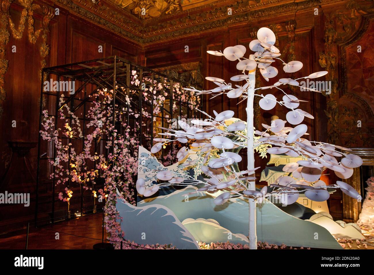 Royaume-Uni, Angleterre, Derbyshire, Edensor, Chatsworth House at Christmas, Lands Away, Japon, Hokusai vague et fleur de cerisier avec arbre de ventilateur Banque D'Images