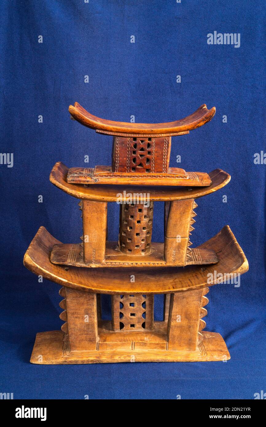 L'ours Papa, l'ours Mama, l'ours bébé : les tabourets du chef Baole, exemples de tabourets traditionnels d'Akan. Abidjan, Côte d'Ivoire, Côte d'Ivoire. Acheté 1992. Banque D'Images