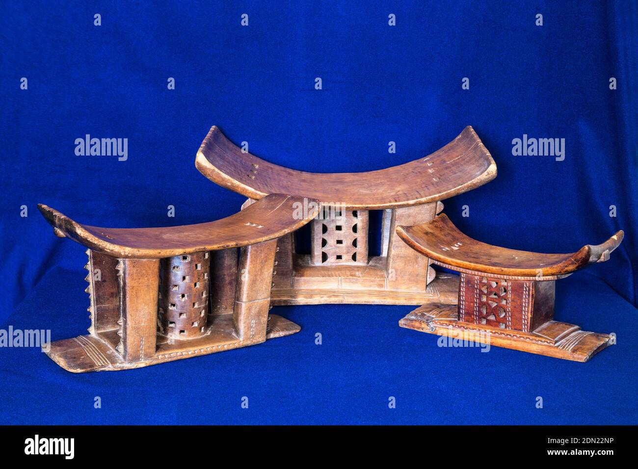 L'ours Papa, l'ours Mama, l'ours bébé : les tabourets du chef Old Baole, des exemples de tabourets traditionnels Akan. Abidjan, Côte d'Ivoire, Côte d'Ivoire. Acheté 1992 Banque D'Images