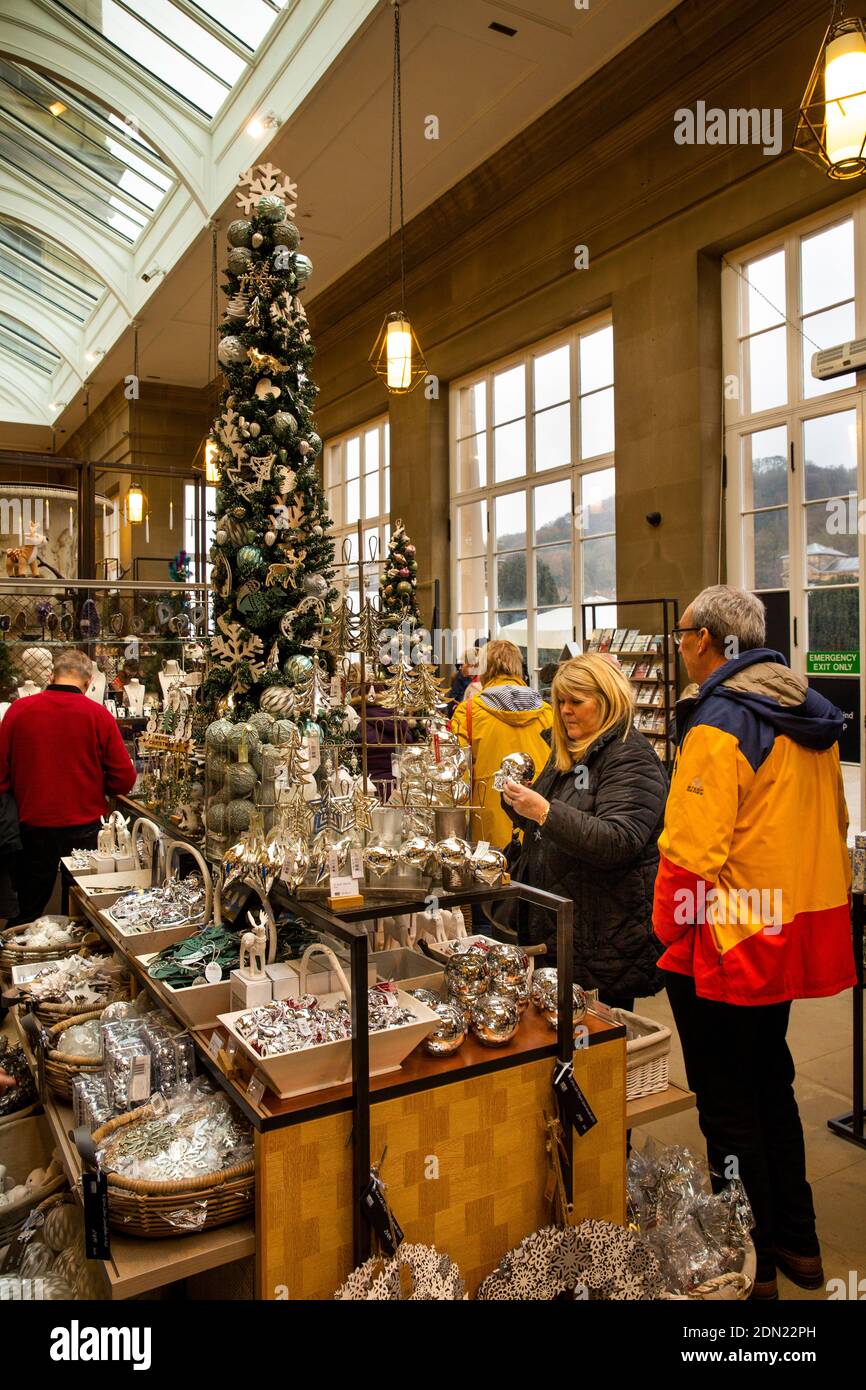 Royaume-Uni, Angleterre, Derbyshire, Edensor, Chatsworth House à Noël, boutique de cadeaux, visiteurs à la recherche de cadeaux Banque D'Images