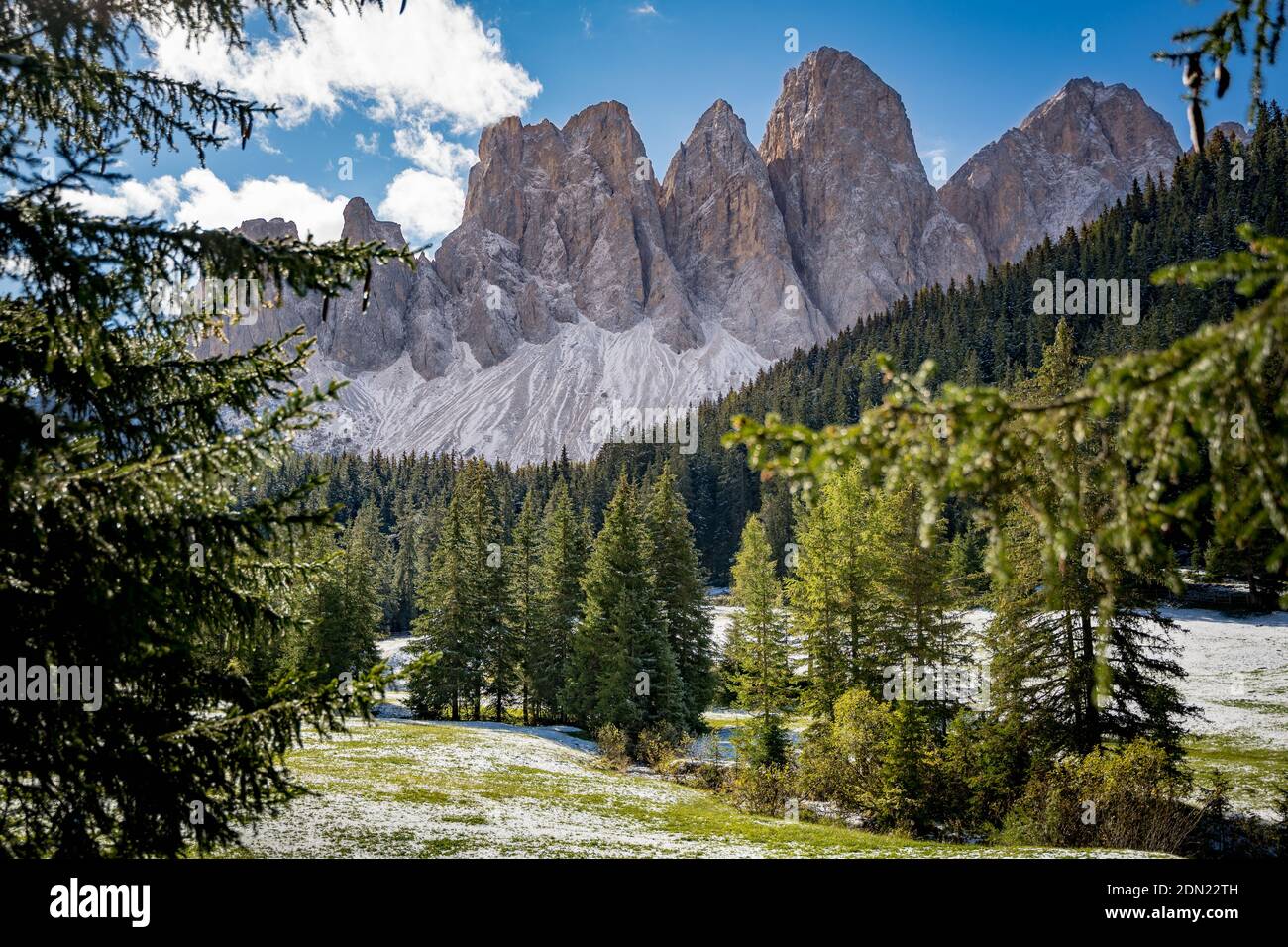 vue sur la chaîne de montagnes du groupe geisler depuis adolf munkler trekking piste Banque D'Images