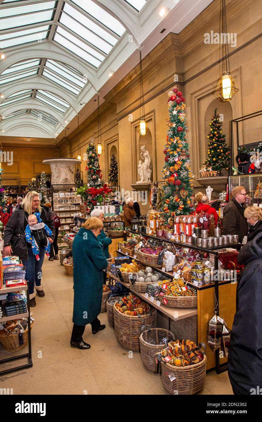 Royaume-Uni, Angleterre, Derbyshire, Edensor, Chatsworth House à Noël, boutique de cadeaux, visiteurs à la recherche de cadeaux Banque D'Images