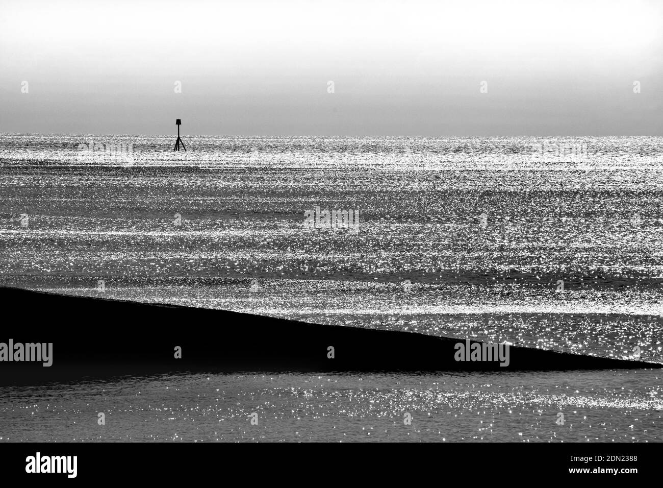 Paysage de mer avec groyne en noir et blanc Banque D'Images