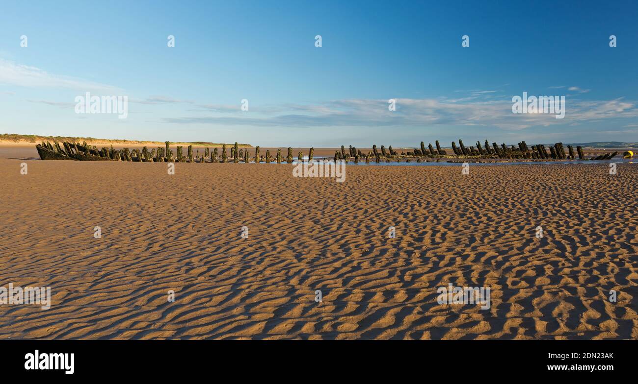 Les restes de bois de l'épave de la barque norvégienne SS Nornen (1897) sur la plage de Berrow Flats dans Somerset, Angleterre, Royaume-Uni à marée basse. Banque D'Images