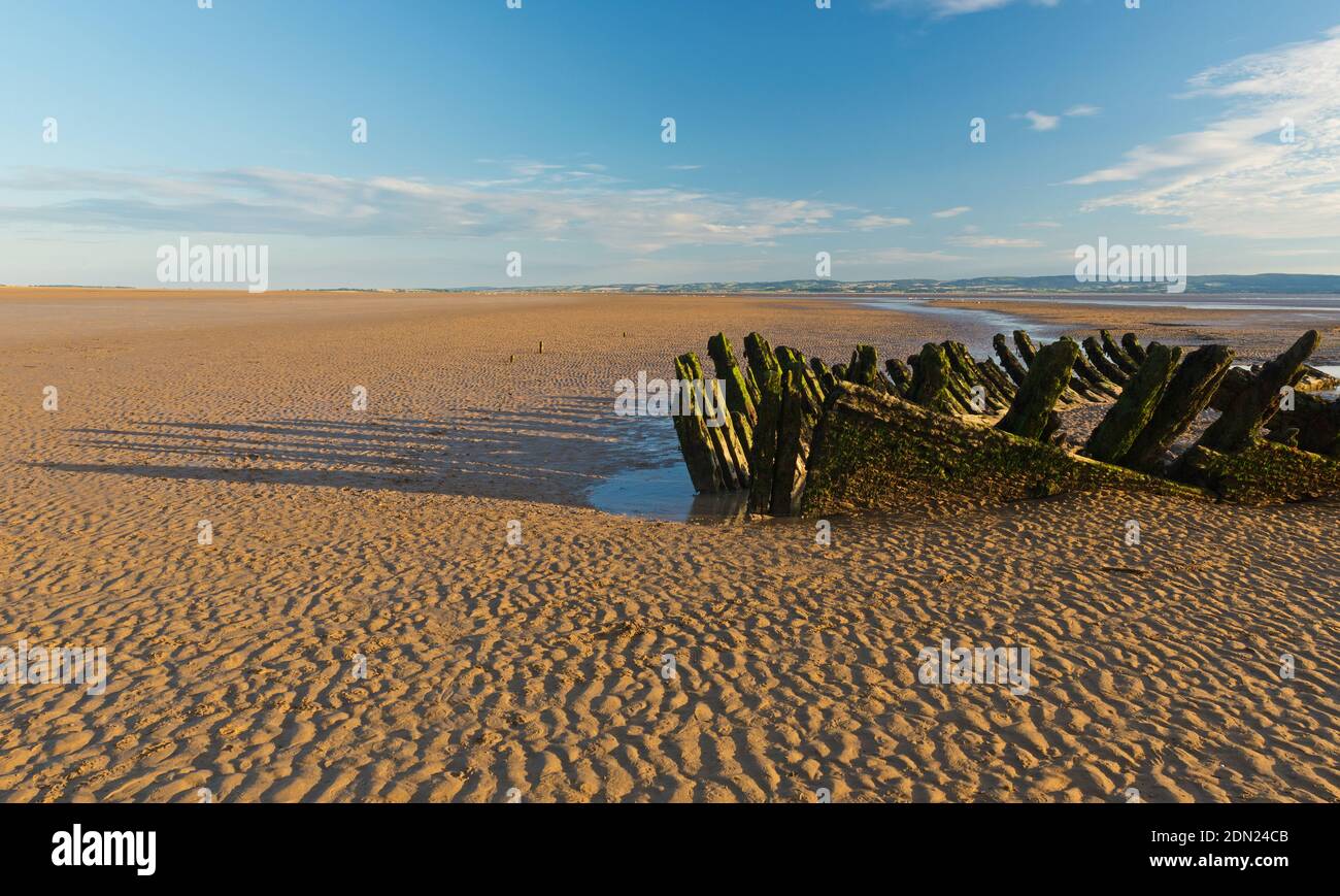 Les restes de bois de l'épave de la barque norvégienne SS Nornen (1897) sur la plage de Berrow Flats dans Somerset, Angleterre, Royaume-Uni à marée basse. Banque D'Images
