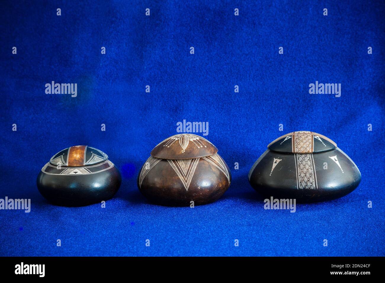 Bols en pierre de savon à la décoration nigérienne. Banque D'Images