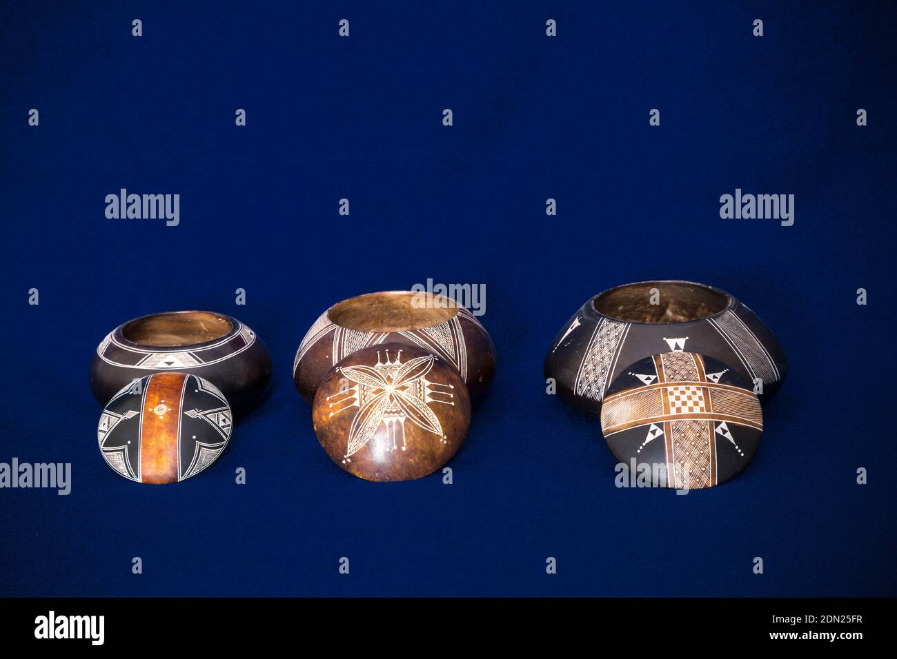 Bols en pierre de savon à la décoration nigérienne. Banque D'Images