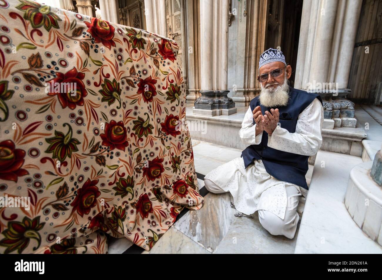 Jamnagar, Gujarat, Inde - décembre 2018 : un homme musulman indien âgé priant à l'intérieur de la mosquée de la tour Mandvi. Banque D'Images