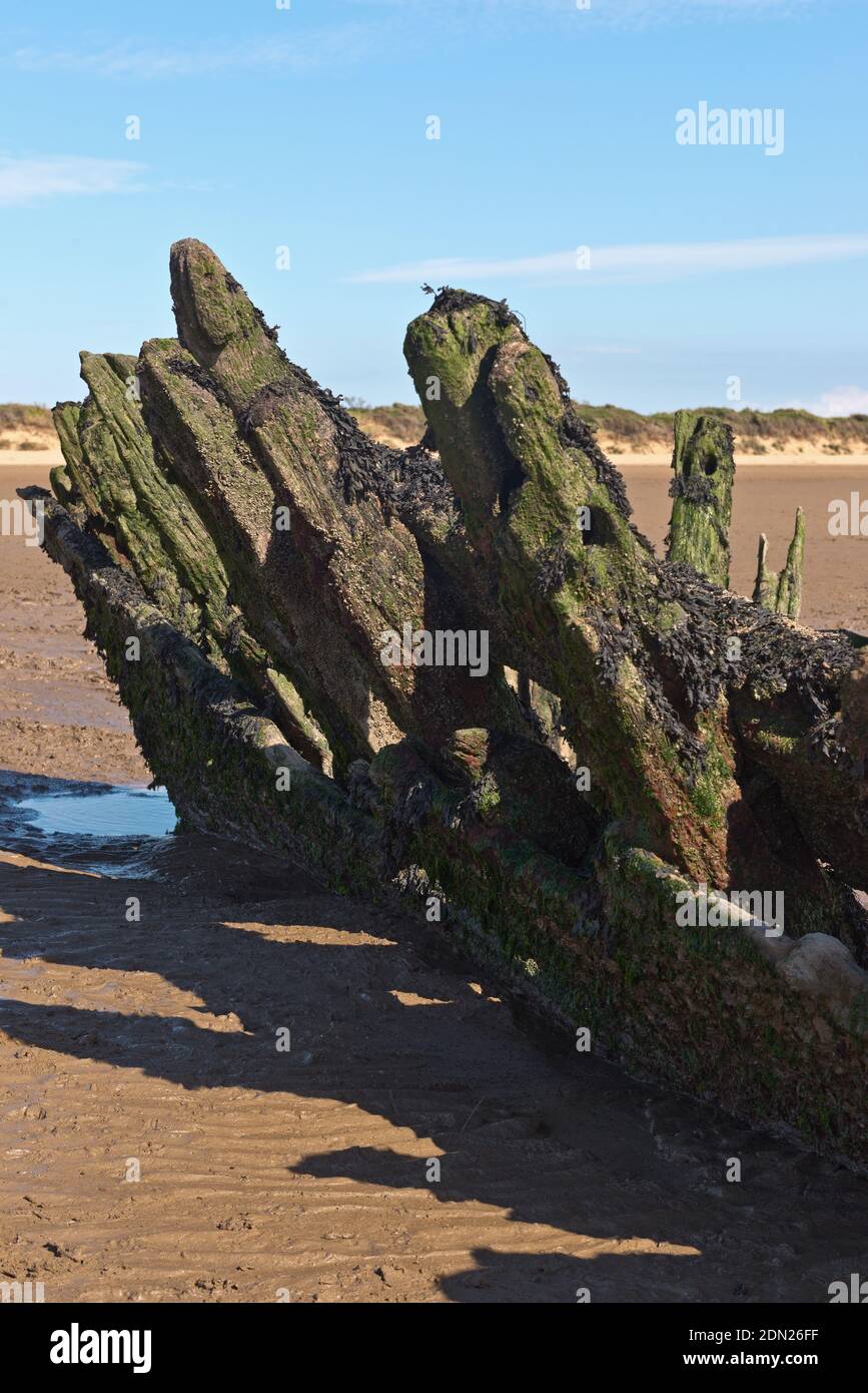 Les restes de bois de l'épave de la barque norvégienne SS Nornen (1897) sur la plage de Berrow Flats dans Somerset, Angleterre, Royaume-Uni à marée basse. Banque D'Images