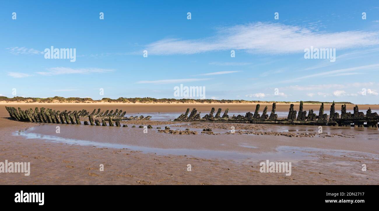 Les restes de bois de l'épave de la barque norvégienne SS Nornen (1897) sur la plage de Berrow Flats dans Somerset, Angleterre, Royaume-Uni à marée basse. Banque D'Images