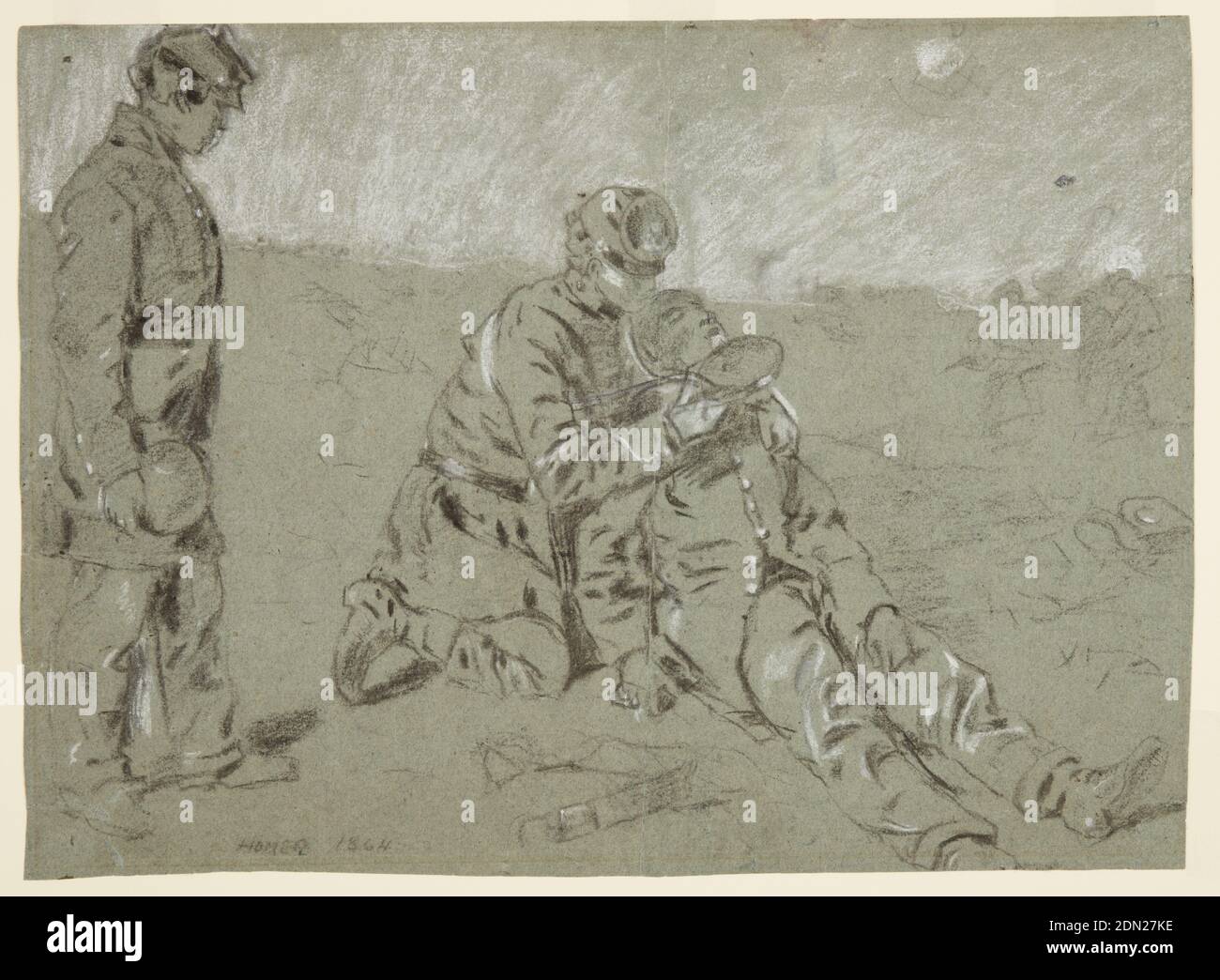 Soldat donnant de l'eau à un compagnon blessé, Winslow Homer, cuisine américaine, 1836–1910, charbon, craie blanche, brosse et gouache blanche sur papier vélin gris verdâtre, monté sur carton, Recto : Vue horizontale d'un soldat s'agenouillant à côté d'un compagnon blessé, tenant sa tête et lui donnant un verre d'une cantine, alors qu'un troisième soldat se tient et regarde au premier plan gauche. Un groupe légèrement dessiné apparaît sur l'arrière-plan droit. Verso: Un terrain de forage., USA, 1864, figures, dessin Banque D'Images