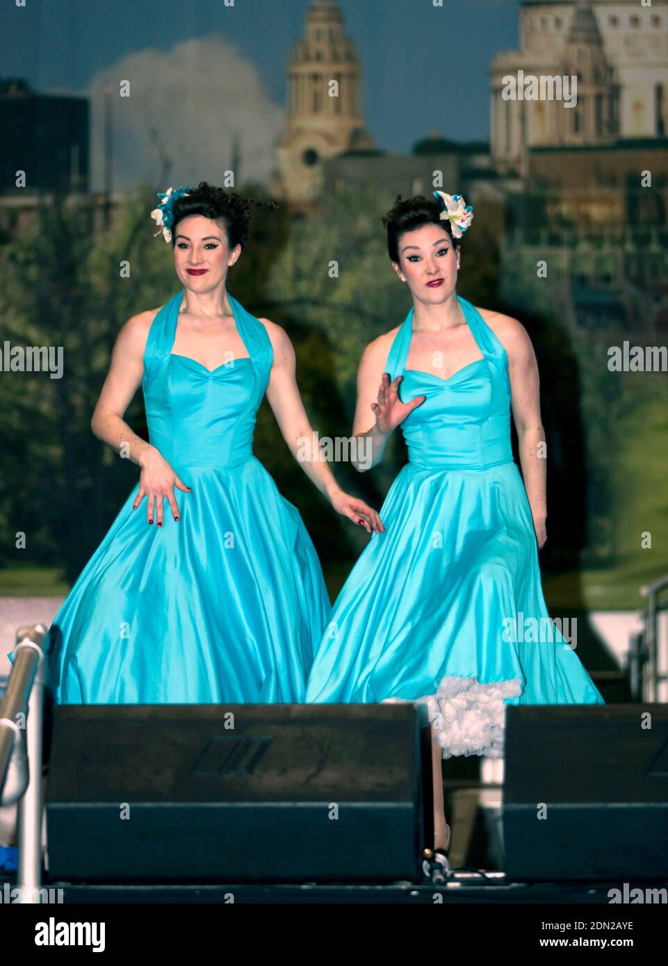 Style des années 1950, chanteuses, divertissant les visiteurs du London Classic car Show 2016 Banque D'Images