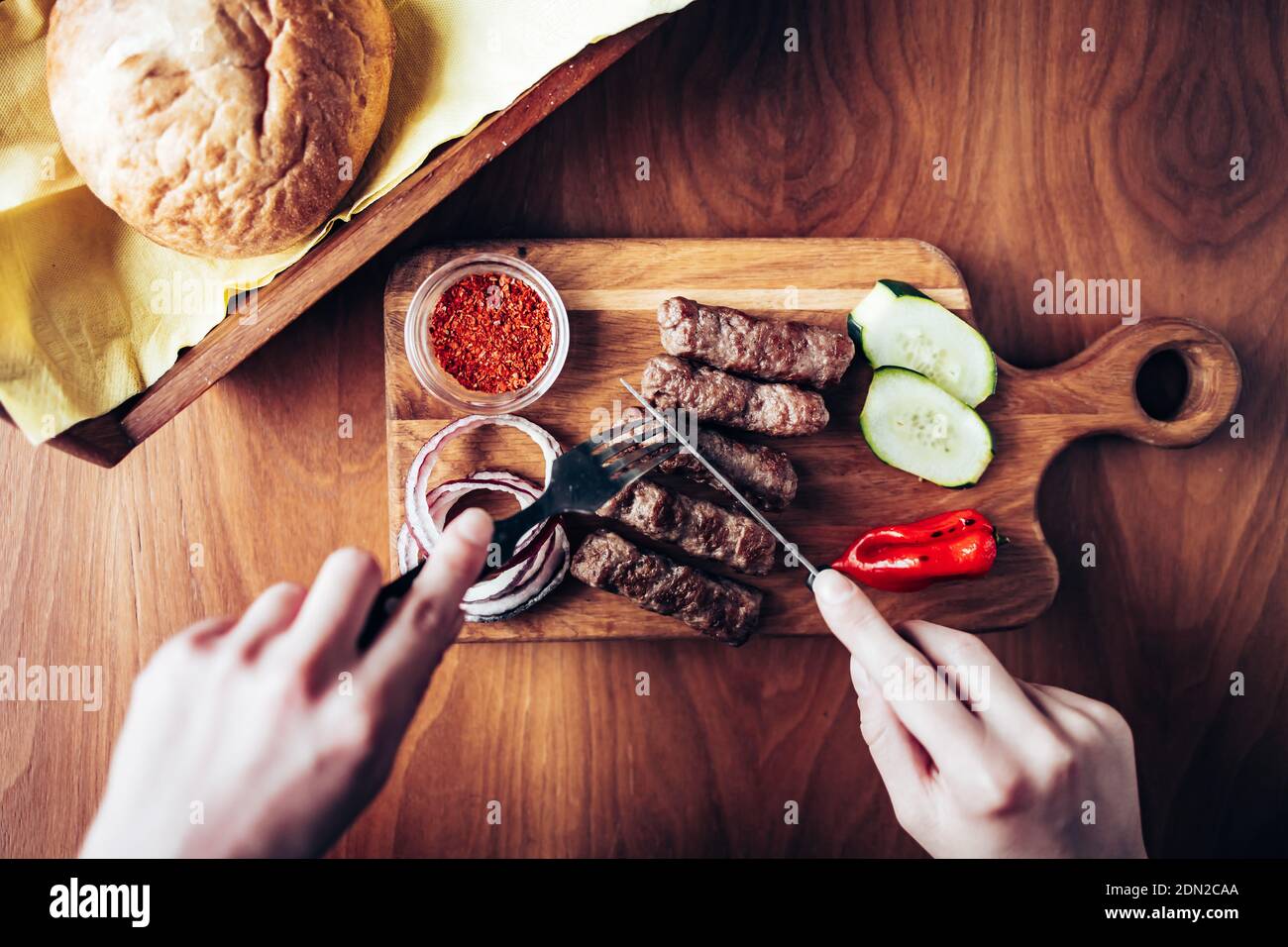 Vue de dessus de personne manger traditionnel turc repas cavap. Repas au restaurant Banque D'Images