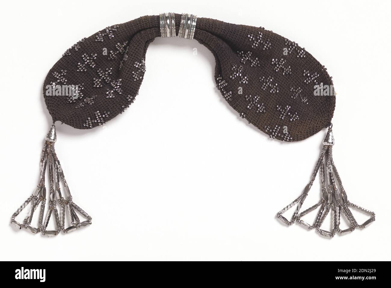 Porte-monnaie de miser, M: Soie, perles d'acier technique: Crocheeted, porte-monnaie de Miser, crocheeted de soie noire avec motif de croix et glands de perles d'acier., France, 19e siècle, costume et accessoires, porte-monnaie de Miser Banque D'Images