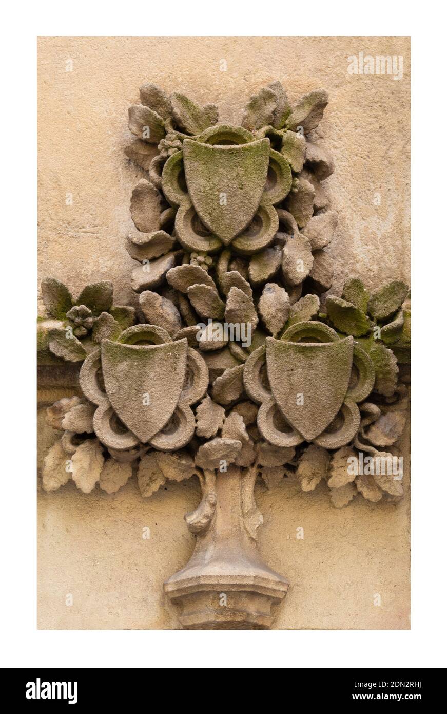 Éléments de décorations architecturales de bâtiments, stuc de gypse, ornements et motifs en plâtre, texture des murs. Dans les rues en Espagne, lieu public Banque D'Images