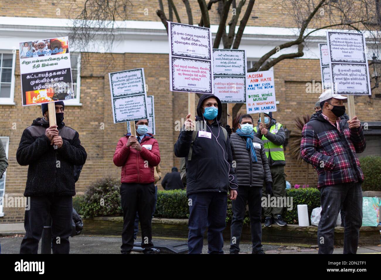 Manifestants avec des pancartes lors de manifestations contre la crémation forcée des victimes de la COVID-19 au Sri Lanka, ambassade du Sri Lanka, Londres, 12 décembre 2020 Banque D'Images