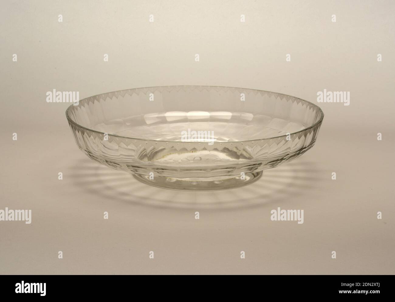 N° 107, Ludwig Lobmeyr, autrichien, 1829 - 1917, J. & L. Lobmeyr GmbH, Vienne, Autriche, a fondé CA. 1935, cristal soufflé à la bouche, coupe à facettes et poli, bol à fruits en cristal soufflé à la bouche sur la base, finement coupé à facettes et poli., 1868, glasswares, Arts décoratifs, bol à fruits, bol à fruits Banque D'Images