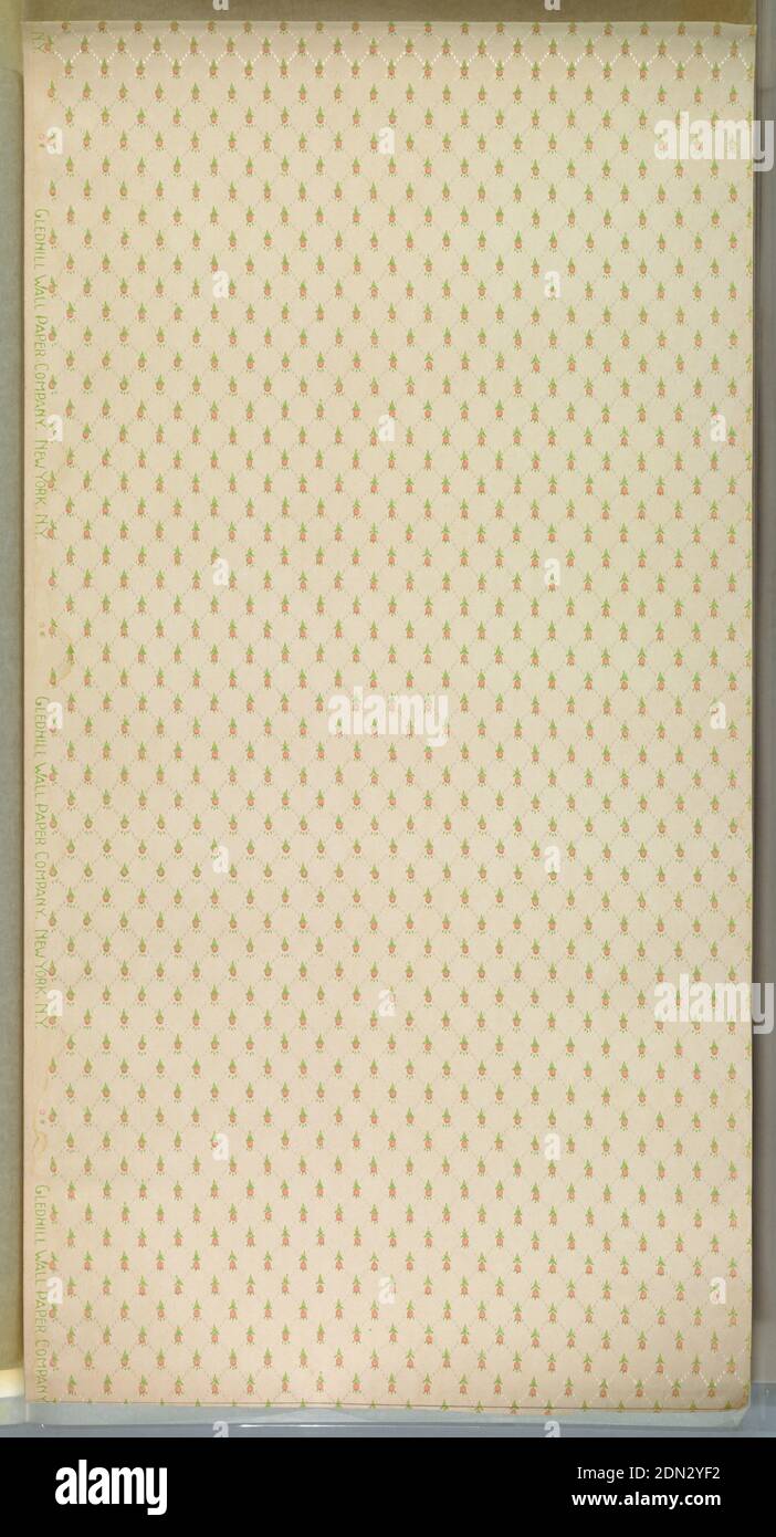 Sidewall, Gledhill Wall Paper Co., New York, New York, fondée en 1900, papier imprimé à la machine, mica liquide, toutes petites fleurs roses stylisées reliées par un treillis à points de mica blanc. Masse blanche. Imprimé en mica liquide vert, rose et blanc. Légère détérioration par l'eau. Imprimé en lisière: 'Gledhill Wall Paper Company. New York. N. Y. », New York, New York, États-Unis, 1905–1915, revêtements muraux, flanc Banque D'Images