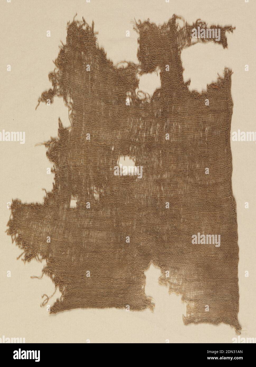 Fragment, Moyen: Coton technique: Tissage simple, fragment d'un tissu Uni en coton brun., Pérou, 1100, textiles tissés, fragment Banque D'Images