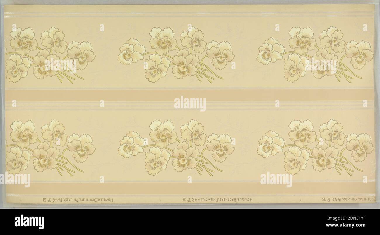 Frieze, Howell et Brothers, 1835 – 1900, papier imprimé à la machine, mica liquide, motif répétitif de fleurs de style pansy, en grappes de six fleurs. Le flux autour de ces amas sont des brins foliaires, imprimés en mica. Bordures imprimées en deux. Imprimé sur beige Ground., Philadelphie, Pennsylvanie, États-Unis, 1905–1915, Wallcoverings, Frieze Banque D'Images