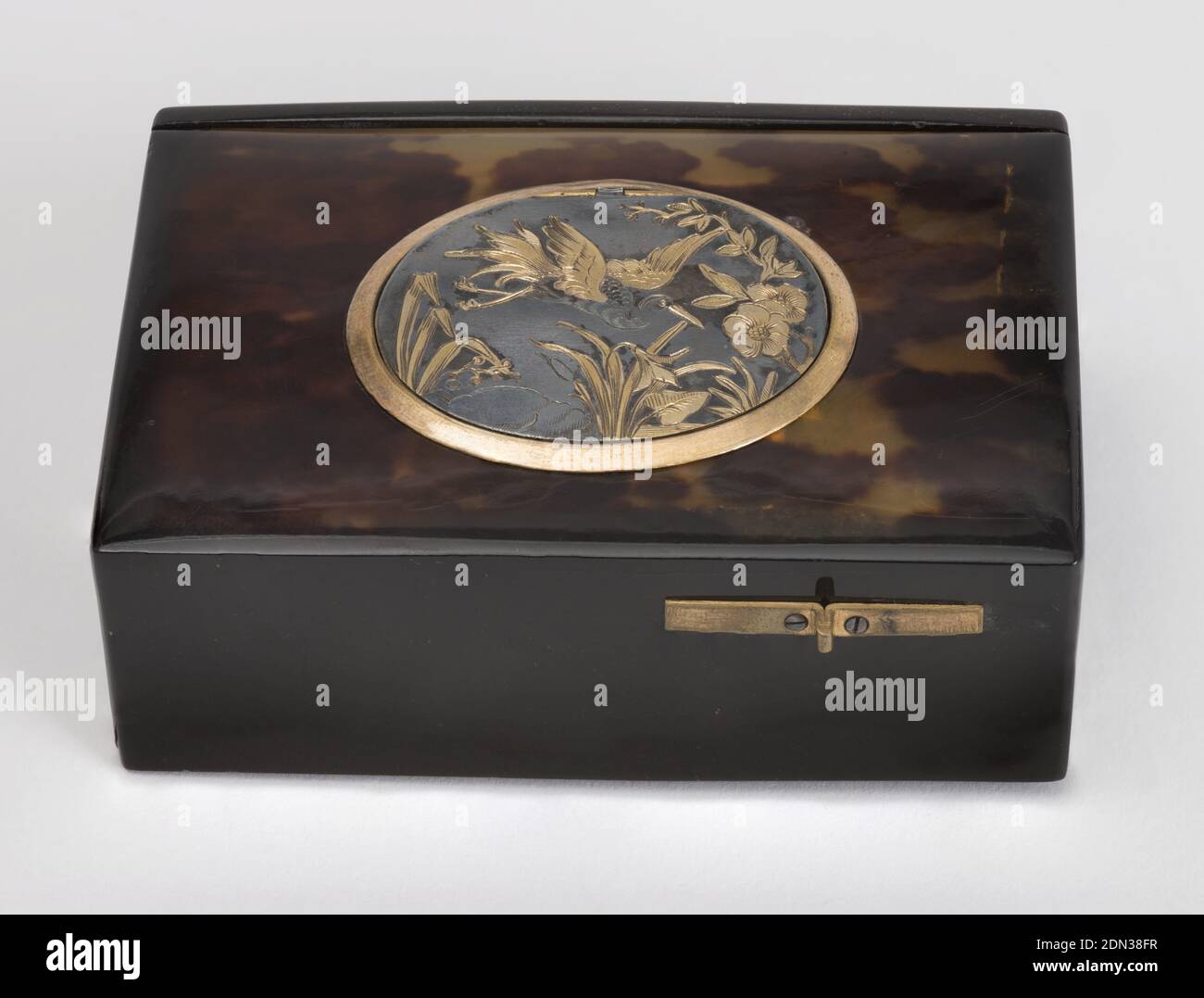 Music Box, Tortoiseshell, dorure argentée, plumes, boîte rectangulaire en forme de tortue avec charnière à l'arrière, contenant une clé. Médaillon ovale, articulé et doré sur le dessus, gravé avec une grue volante et des fleurs. La prise sur le devant de la boîte ouvre ce médaillon et libère un petit oiseau recouvert de plumes. Cet automate bat ses ailes, ouvre et ferme son bec et pivote sur un axe vertical tout en twittering. Sous elle, un médaillon découpé avec et défile. B) une clé, France, ca. 1780, contenants, Arts décoratifs, boîte Banque D'Images