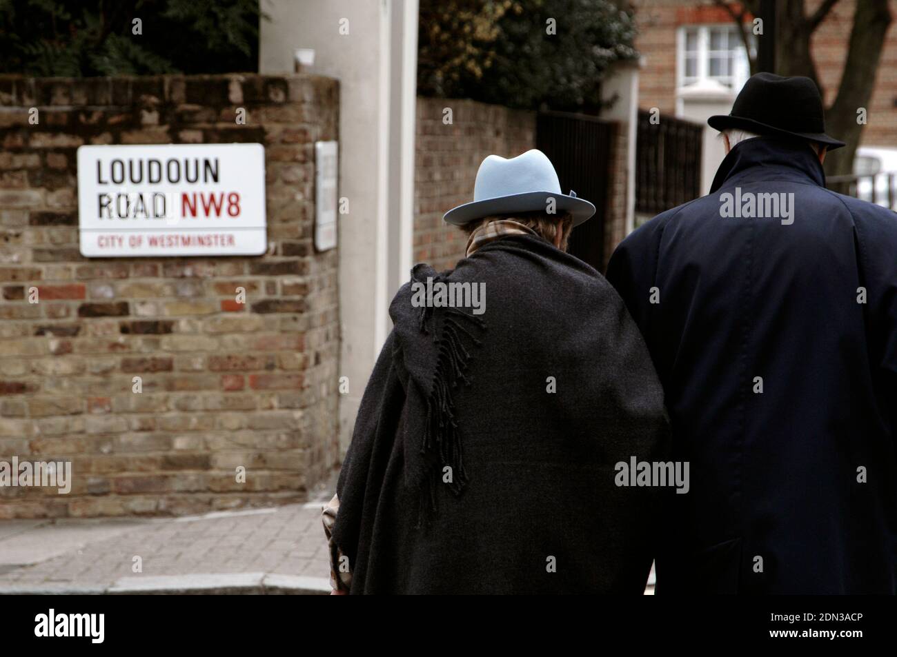 Couple âgé portant un chapeau roulant à Hampstead. Londres, Angleterre, Royaume-Uni. Banque D'Images