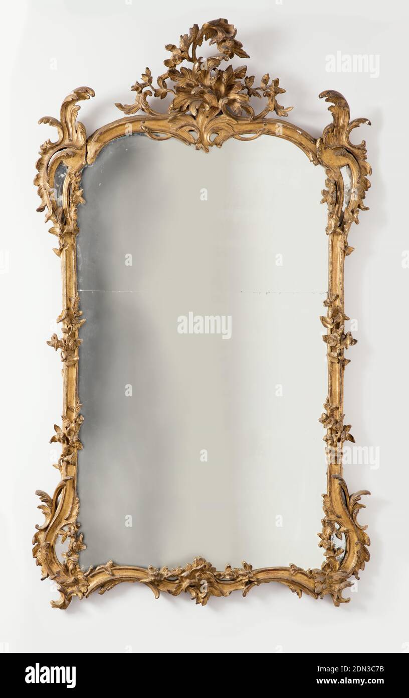 Miroir, pin sculpté, gessolisé et doré, verre miroir, cadre vertical  sculpté et doré, double arche en haut avec grande pyramide centrale de  feuillage asymétrique sculptée à jour et grandes formes de feuilles