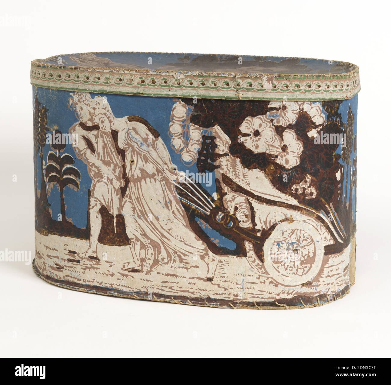 Boîte à bande, papier imprimé, support de table de montage, vernis, boîte à bande en carton et couvercle recouverts de papier peint avec motif « Quadriga fourré de fleurs ». Fond bleu profond, homme et femme à drapé classique tirant chariot (quadriga) rempli de fleurs, blanc rose, rouge profond et jaune. Rebord de couvercle, blanc et rouge foncé, rouge rouge rouge rouge rouge rouge ou chaîne de maillons, imprimé en blocs, États-Unis, env. 1830, revêtements muraux, Bandbox Banque D'Images