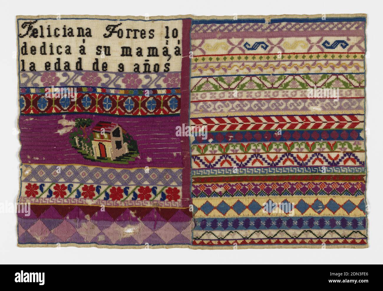 Sampler, Moyen: Coton, laine technique: Broderie à points comptés sur coton à armure toile, Sampler rectangulaire divisé en deux sections: À gauche, une inscription 'Feliciana Torres lo dedica a su mama, a la edad de 9 años," et un large bande avec une maison. Sur la droite, étroit floral sur des bandes géométriques., Mexique, fin du XIXe siècle, broderie et couture, Sampler Banque D'Images