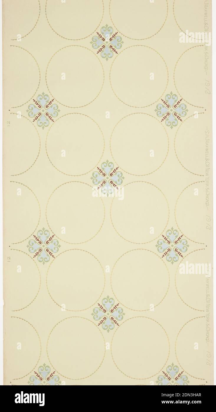 Papier de plafond, Maxwell & Co., S.A., Chicago, Illinois, États-Unis, papier imprimé à la machine, mica liquide, fleurons colorés répartis entre quatre grands cercles composés d'une ligne reliant de petits points. Imprimé en vert clair, marron, mica liquide bleu et mica or sur un sol vert pâle. Imprimé en selvedge : S.A. Maxwell & Co. New York & Chicago.-' Numéro de motif « 1913 » ; « 12 »., États-Unis, 1905–1915, revêtements muraux, papier de plafond Banque D'Images