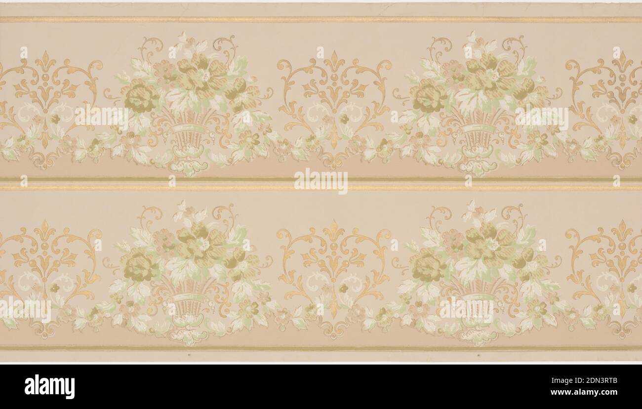 Frieze, papier imprimé à la machine, deux bandes d'un dessin répété placées l'une au-dessus de l'autre. Composé d'un vase rempli de fleurs relié par une chaîne de fleurs à la forme de coeur ornementée sur un sol solide qui devient un ton plus foncé le long de la base. Bordés en haut et en bas par des bandes horizontales. Imprimé en or, marron, vert, beige, marron et crème., États-Unis, 1905–1915, Wallcovers, Frieze Banque D'Images