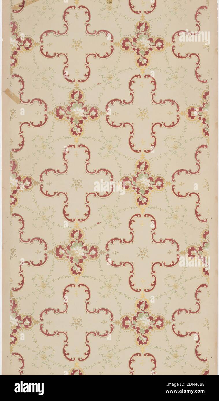 Papier de plafond, papier imprimé à la machine, rouleaux en C rouges épais formant des croix bulbeuses. Les gros rouleaux en C rouge sont connectés les uns aux autres avec des motifs floraux or, rouge et vert métalliques et des points d'épingles. Dans l'espace négatif, entre les décorations de croix bulbeuses symétriques répétées, sont des guirlandes vertes délicates qui créent un arc floral mince. Imprimé sur un fond clair et brun clair., États-Unis, 1905–1915, revêtements muraux, papier de plafond Banque D'Images