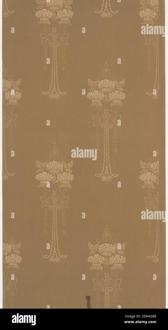 Flanc, papier imprimé à la machine, sur sol texturé brun clair, grands motifs semblables à un vase en blanc avec grappes de fleurs., États-Unis, 1905–1915, revêtements muraux, flanc Banque D'Images