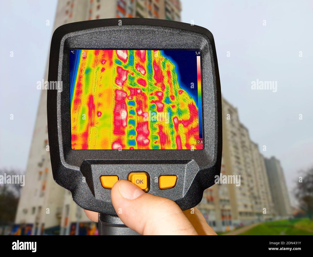 Enregistrement de la perte de chaleur dans le bâtiment résidentiel, avec caméra thermique Banque D'Images