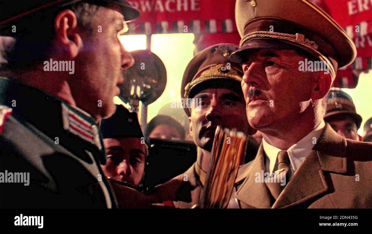 INDIANA JONES ET LA DERNIÈRE CROISADE 1989 Paramount Pictures film Avec Harrison Ford à gauche et Michael Sheard comme Adolf Hitler Banque D'Images