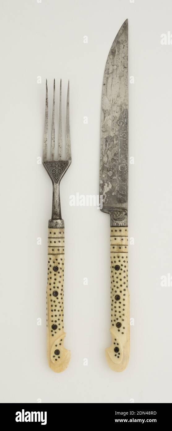 La fourche, ivoire, laiton, acier, comporte quatre dents incurvées. Épaules angulaires, décoration gravée sur le devant et le dos de la jointure, col Uni. Poignée ivoire ovale dans la section, évasant vers l'extrémité poignée incrusté de petits points de laiton et trois bandes horizontales de laiton., Sarajevo, Yougoslavie, ca. 1896, coutellerie, Arts décoratifs, fourchette Banque D'Images